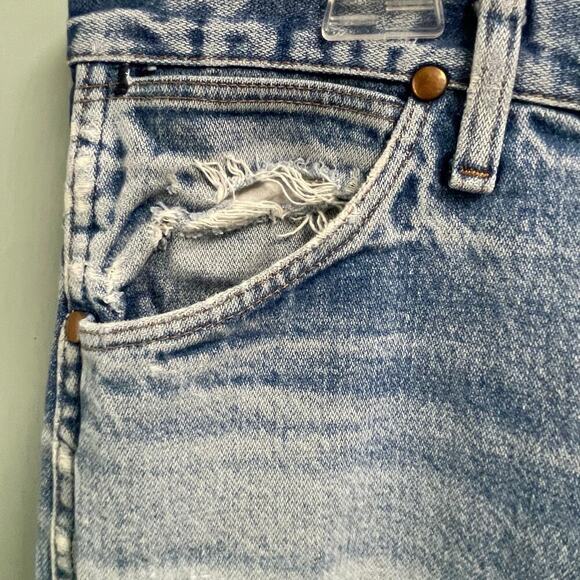Wrangler Light Wash Distressed Jeans 35x36 Thrashed Destructed Mens 936 PWD - Picture 5 of 10